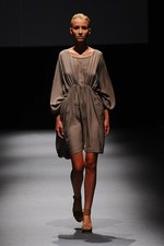 ジェイエヌビーワイ(JNBY) 2013年春夏コレクション - 光沢と柔らかい迷彩色で魅せるネオ・スポーティ｜写真19