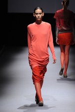 ジェイエヌビーワイ(JNBY) 2013年春夏コレクション - 光沢と柔らかい迷彩色で魅せるネオ・スポーティ｜写真20