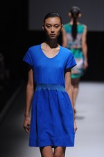 ジェイエヌビーワイ(JNBY) 2013年春夏コレクション - 光沢と柔らかい迷彩色で魅せるネオ・スポーティ｜写真25