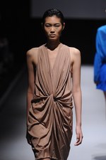 ジェイエヌビーワイ(JNBY) 2013年春夏コレクション - 光沢と柔らかい迷彩色で魅せるネオ・スポーティ｜写真27