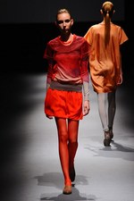 ジェイエヌビーワイ(JNBY) 2013年春夏コレクション - 光沢と柔らかい迷彩色で魅せるネオ・スポーティ｜写真29