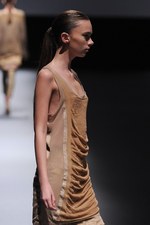 ジェイエヌビーワイ(JNBY) 2013年春夏コレクション - 光沢と柔らかい迷彩色で魅せるネオ・スポーティ｜写真31