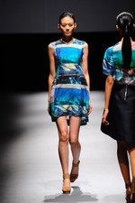 ジェイエヌビーワイ(JNBY) 2013年春夏コレクション - 光沢と柔らかい迷彩色で魅せるネオ・スポーティ｜写真33