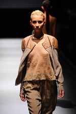 ジェイエヌビーワイ(JNBY) 2013年春夏コレクション - 光沢と柔らかい迷彩色で魅せるネオ・スポーティ｜写真46