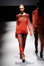 ジェイエヌビーワイ(JNBY) 2013年春夏コレクション - 光沢と柔らかい迷彩色で魅せるネオ・スポーティ｜写真52