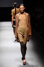 ジェイエヌビーワイ(JNBY) 2013年春夏コレクション - 光沢と柔らかい迷彩色で魅せるネオ・スポーティ｜写真64