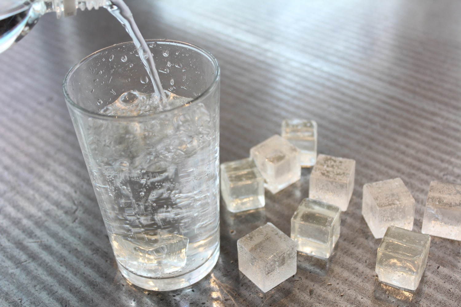 パパブブレの「氷キャンディ」本物そっくり“とけない氷”×炭酸水で楽しむソーダドリンク | 写真