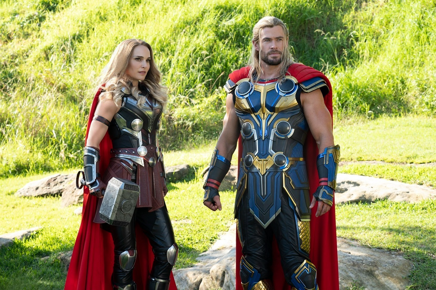 アベンジャーズ｜マーベル映画『ソー：ラブ＆サンダー』ソーが女性版“マイティ・ソー”とタッグ、稲妻炸裂“神バトル”