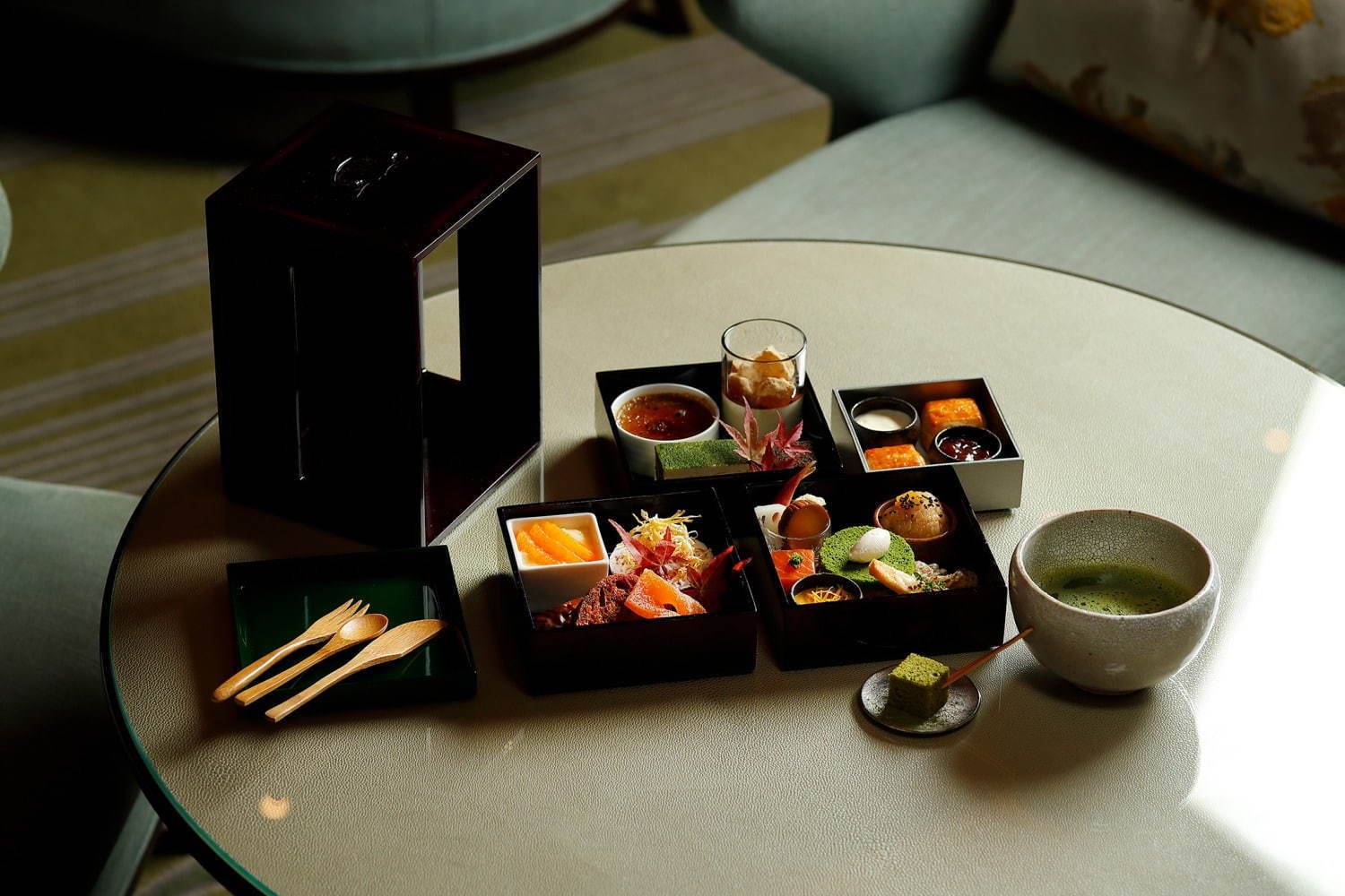 パレスホテル東京の「日本茶アフタヌーンティー」お重スタイルで楽しむ日本茶スイーツ＆セイボリー｜写真1