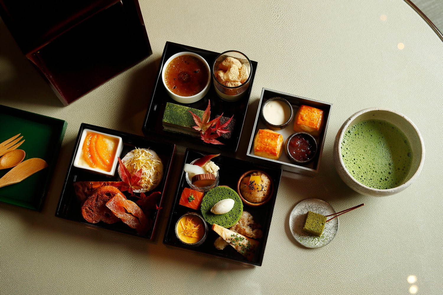 パレスホテル東京の「日本茶アフタヌーンティー」お重スタイルで楽しむ日本茶スイーツ＆セイボリー｜写真2