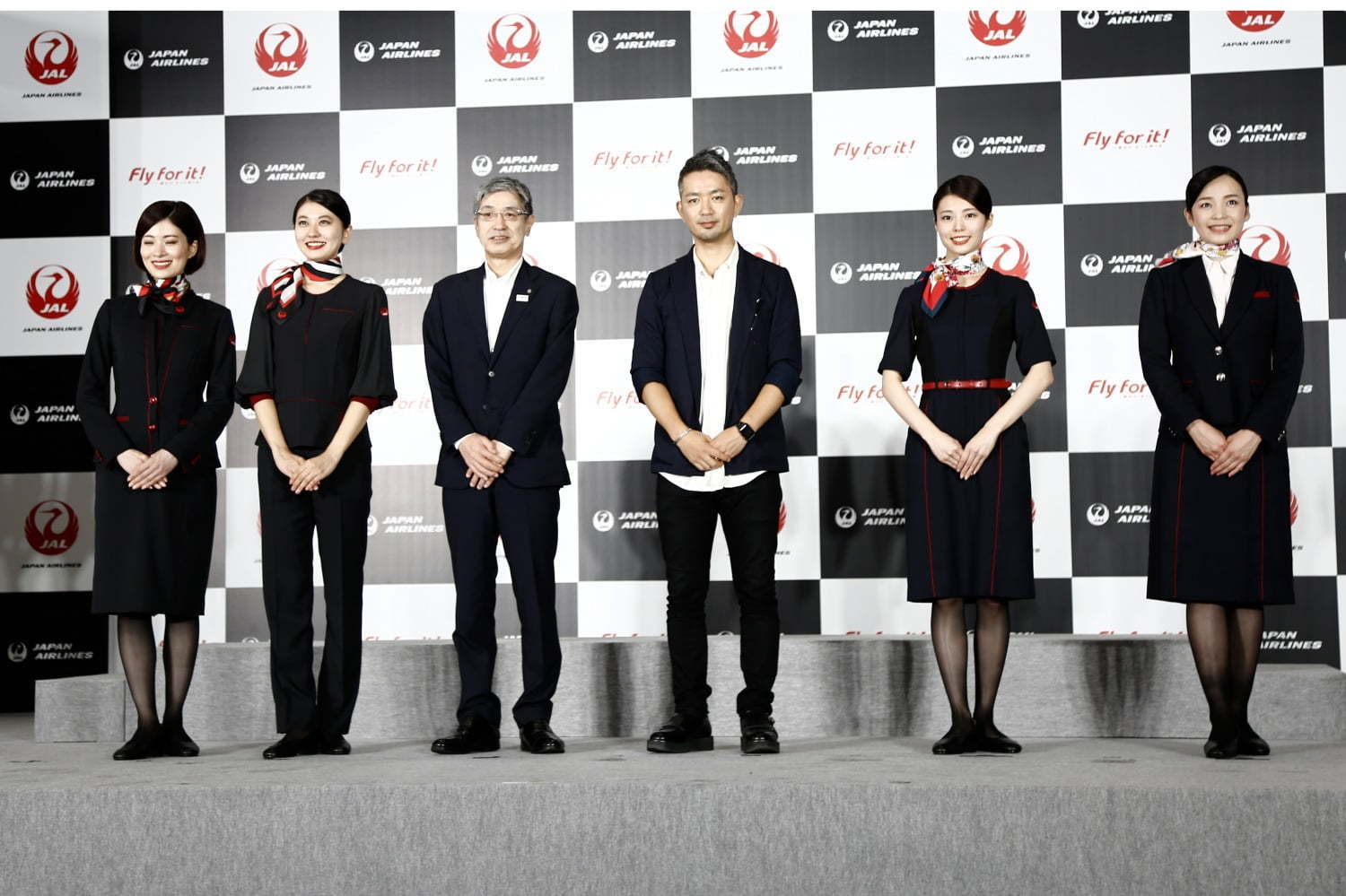 Jal新制服を エズミ デザイナー江角泰俊が担当 鶴 の流線型を表現したワンピースなど ファッションプレス Jal新制服を エズミ デザイナー江角泰俊が担当 鶴 の流線型を表現したワンピースなど ファッションプレス