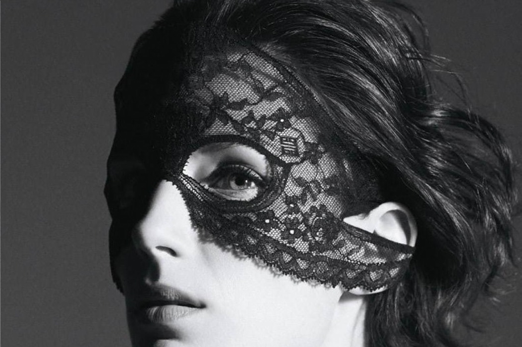 ジバンシィ「漆黒レース」