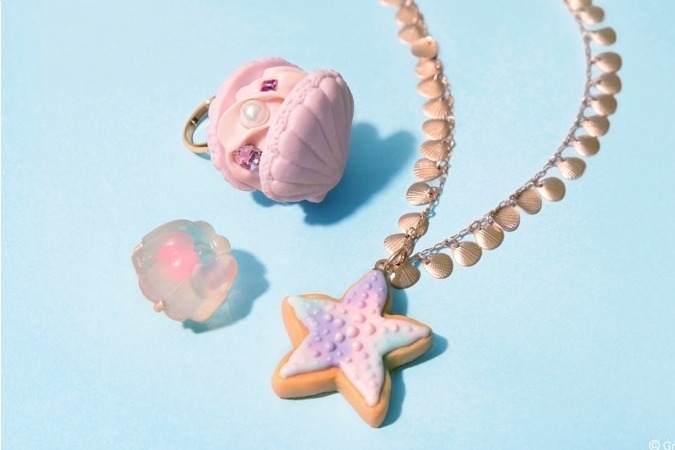 Q-pot.“海”のようなマーブルカラーのスターフィッシュクッキーリング＆貝殻マカロンリングなど