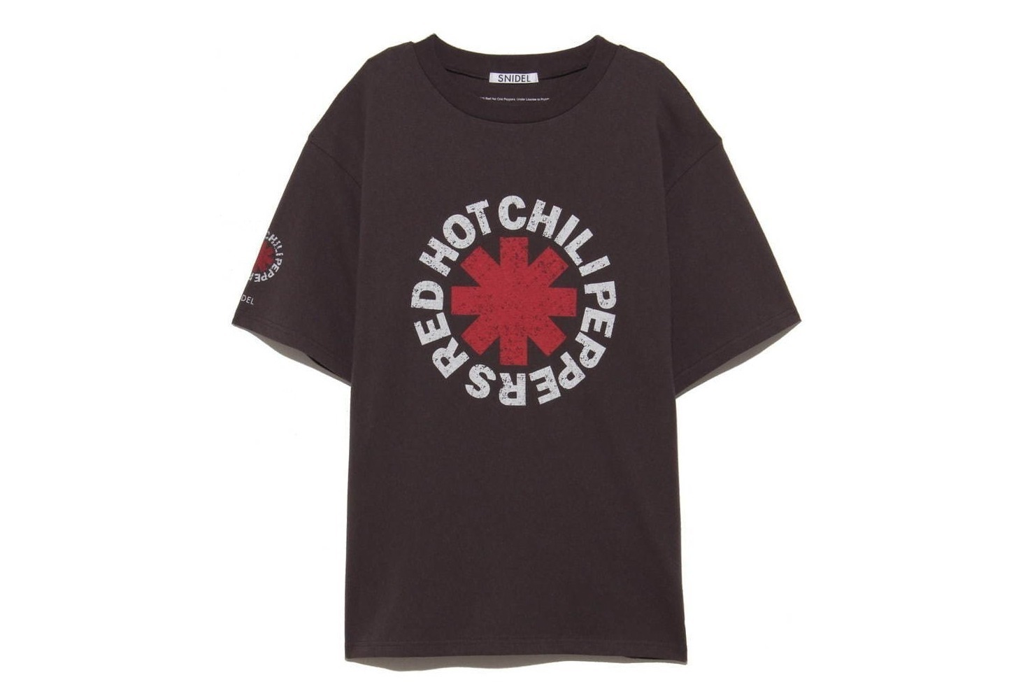 スナイデル「レッド・ホット・チリ・ペッパーズ」のロゴを配したTシャツ＆タオル