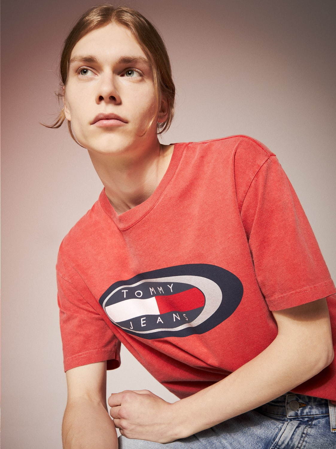 トミー ジーンズ、90年代スターロゴを現代に再解釈したTシャツ＆タンガリーワンピースなど｜写真3