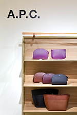 A.P.C.ジェイアール京都伊勢丹にオープン、秋色フューシャの“半月”モチーフバッグ＆ポーチ限定で｜写真12