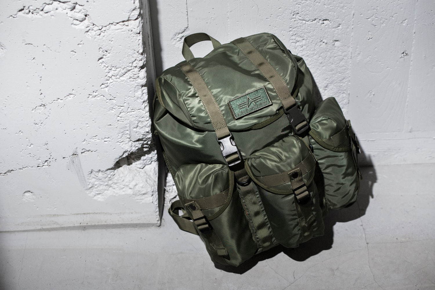 アルファ インダストリーズ“MA-1”のフライトナイロン着想の新作バッグ、サコッシュやバックパック | 写真