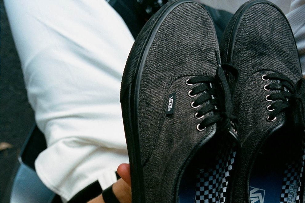 ヴァイナルアーカイブ×VANSのスニーカー、ウォッシュ加工の