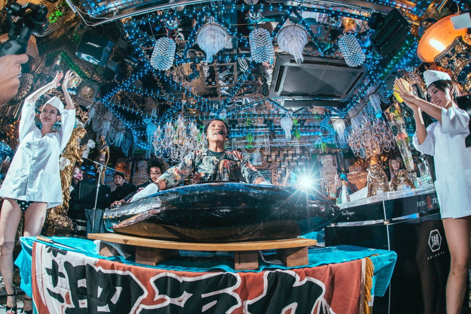 音楽×マグロ解体ショー「マグロハウス盆踊り」新宿で開催、マグロとシャンパンを非日常空間で｜写真10
