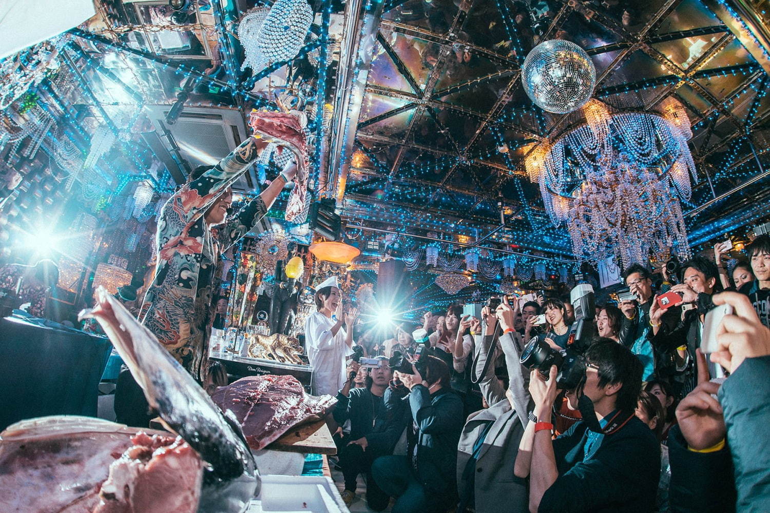音楽×マグロ解体ショー「マグロハウス盆踊り」新宿で開催、マグロとシャンパンを非日常空間で｜写真8