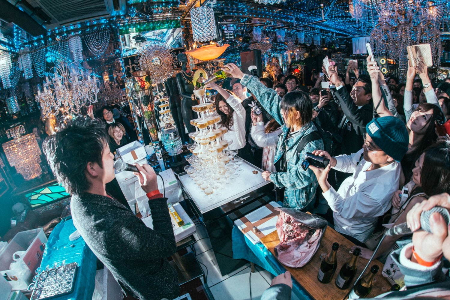 音楽×マグロ解体ショー「マグロハウス盆踊り」新宿で開催、マグロとシャンパンを非日常空間で｜写真4