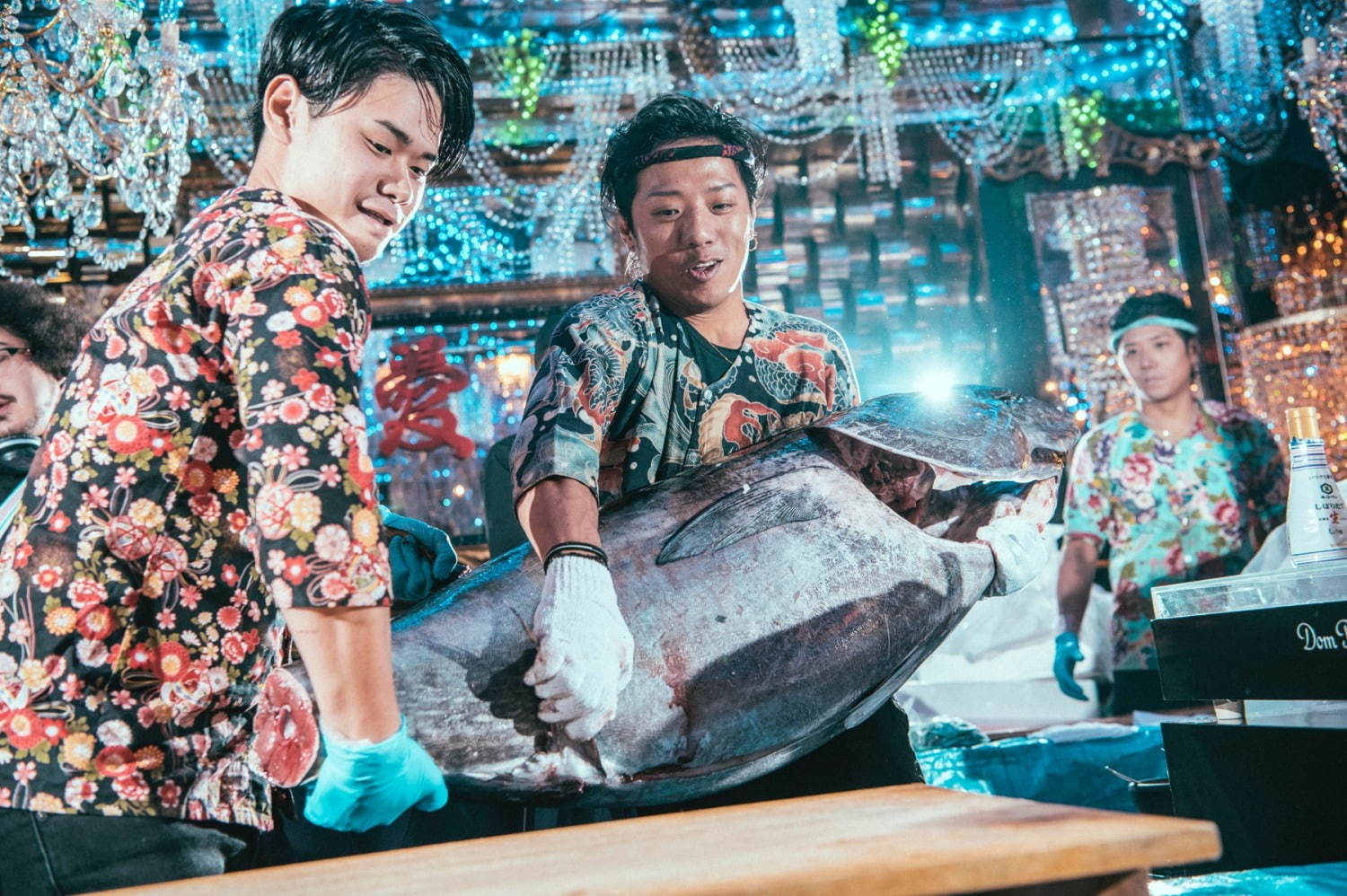 音楽×マグロ解体ショー「マグロハウス盆踊り」新宿で開催、マグロとシャンパンを非日常空間で｜写真9