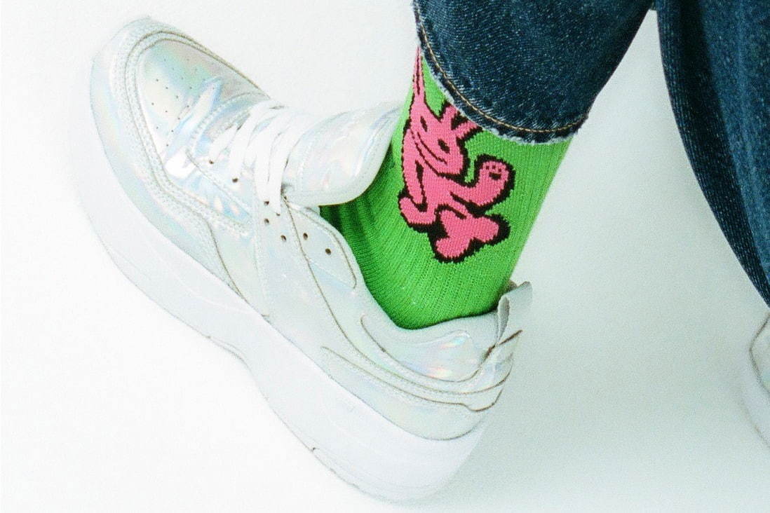 X-girl×DC SHOESのスニーカー「イートライベカ プラットフォーム」黒＆オーロラカラーで