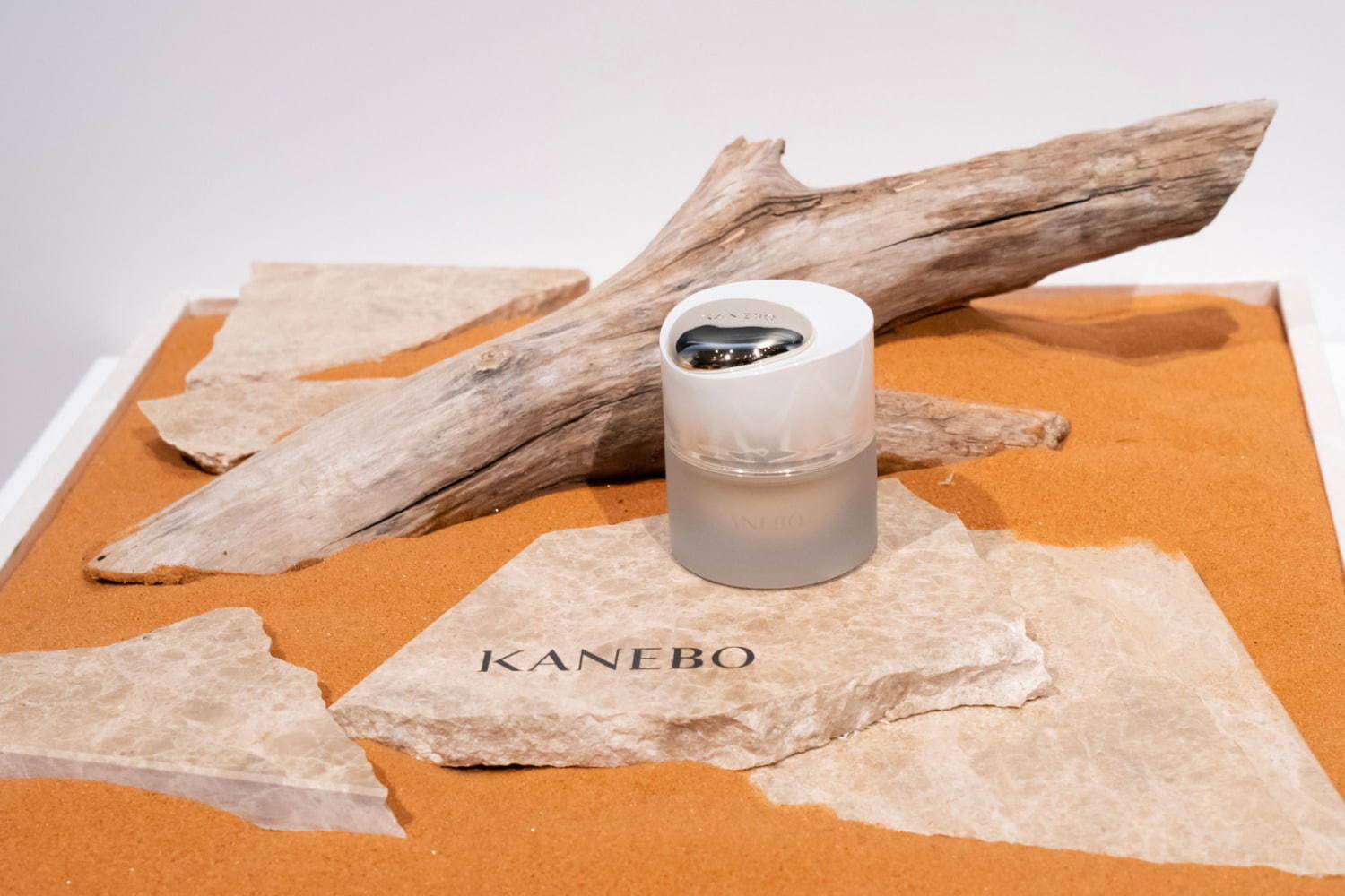 KANEBO最高級ライン“2段階で仕上がりが変わる”新クリーム ファンデ＆凹凸カバー化粧下地｜写真2