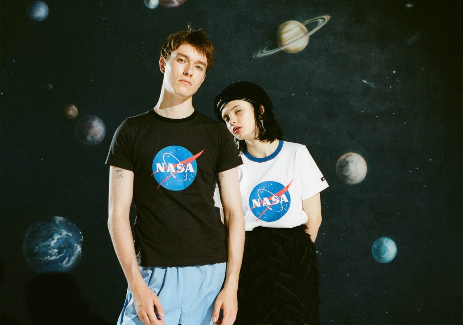 X-girl×NASAのTシャツ - 宇宙飛行士やNASAマークプリント、“宇宙服”モチーフも｜写真1