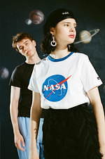 X-girl×NASAのTシャツ - 宇宙飛行士やNASAマークプリント、“宇宙服”モチーフも｜写真2