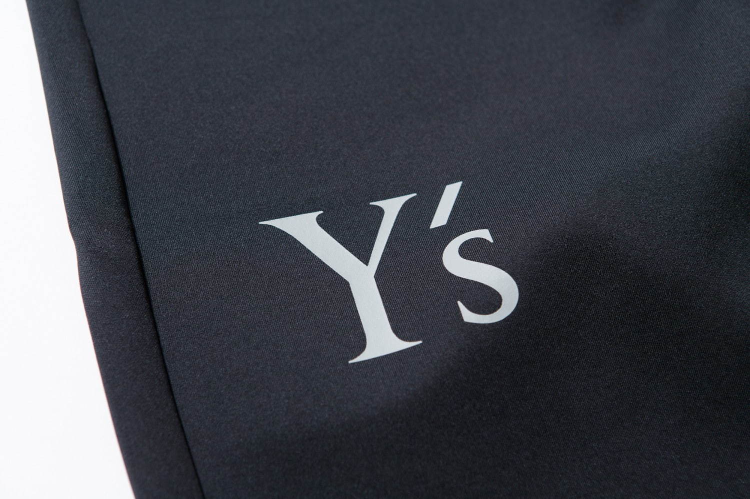 Y’s×ニューエラのユニセックスコレクション“アンバランス”ロゴ入りキャップやセットアップ｜写真14