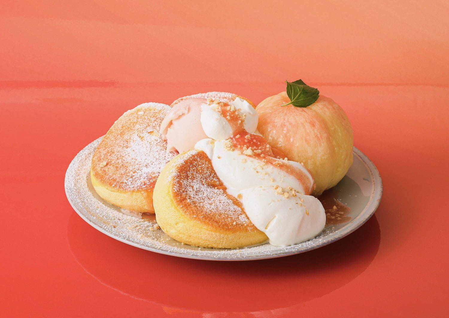フリッパーズの限定 奇跡のパンケーキ 白桃 ふわふわパンケーキに旬の白桃を丸々1個乗せて ファッションプレス