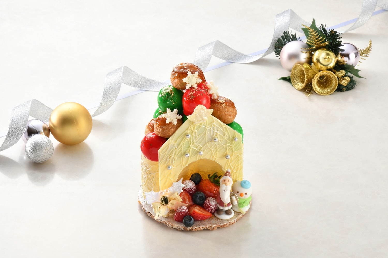 ロイヤルパークホテルのクリスマス、丸いサンタを乗せたムースケーキや“お菓子の家”ケーキなど｜写真5