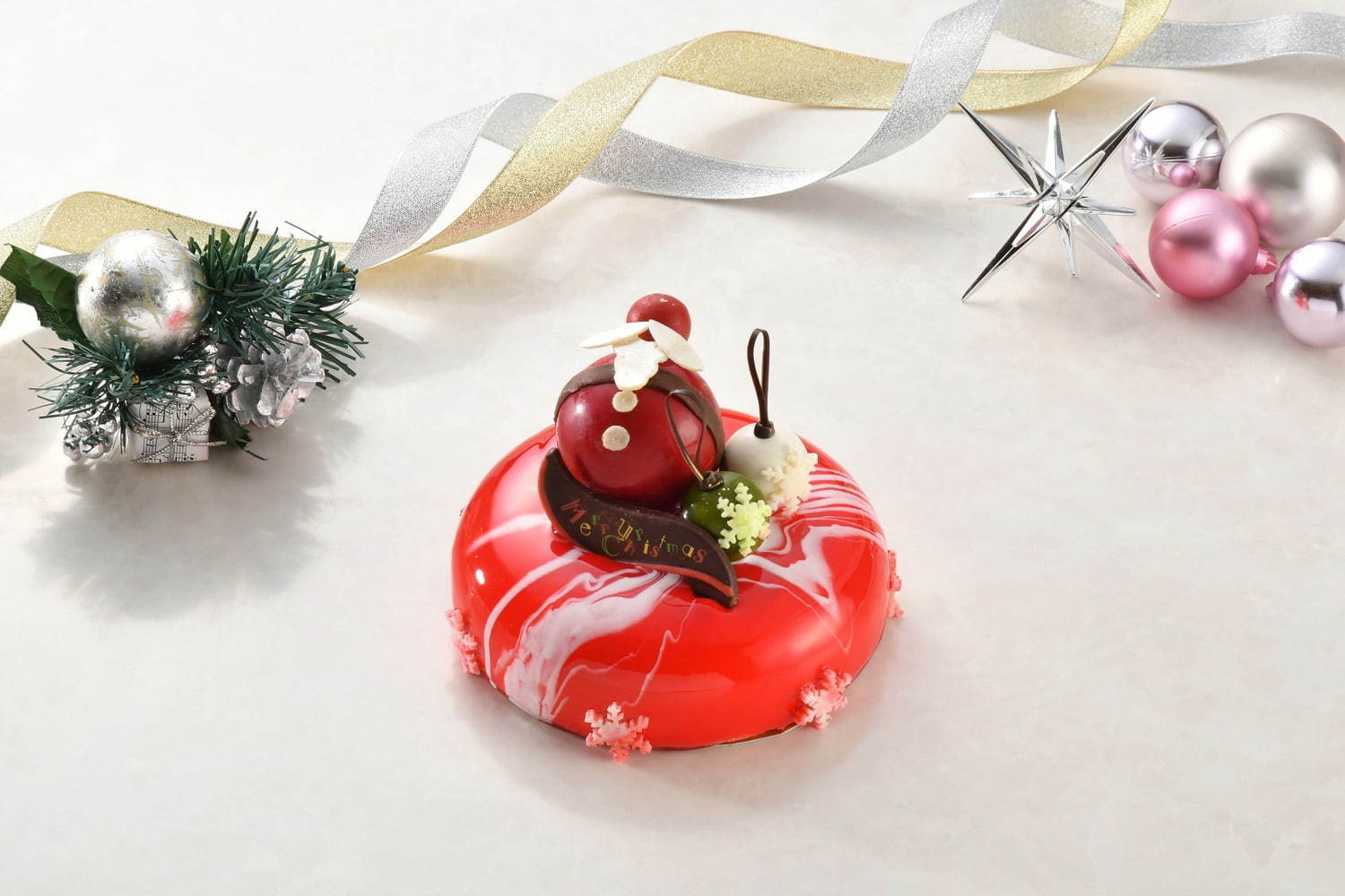 ロイヤルパークホテルのクリスマス、丸いサンタを乗せたムースケーキや“お菓子の家”ケーキなど｜写真2