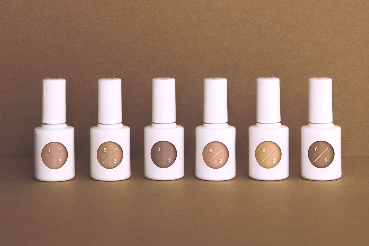 モスグリーン｜uka“重ねて色変”カラートップ＆ベースコート、肌に合わせたベージュのネイルカラーも