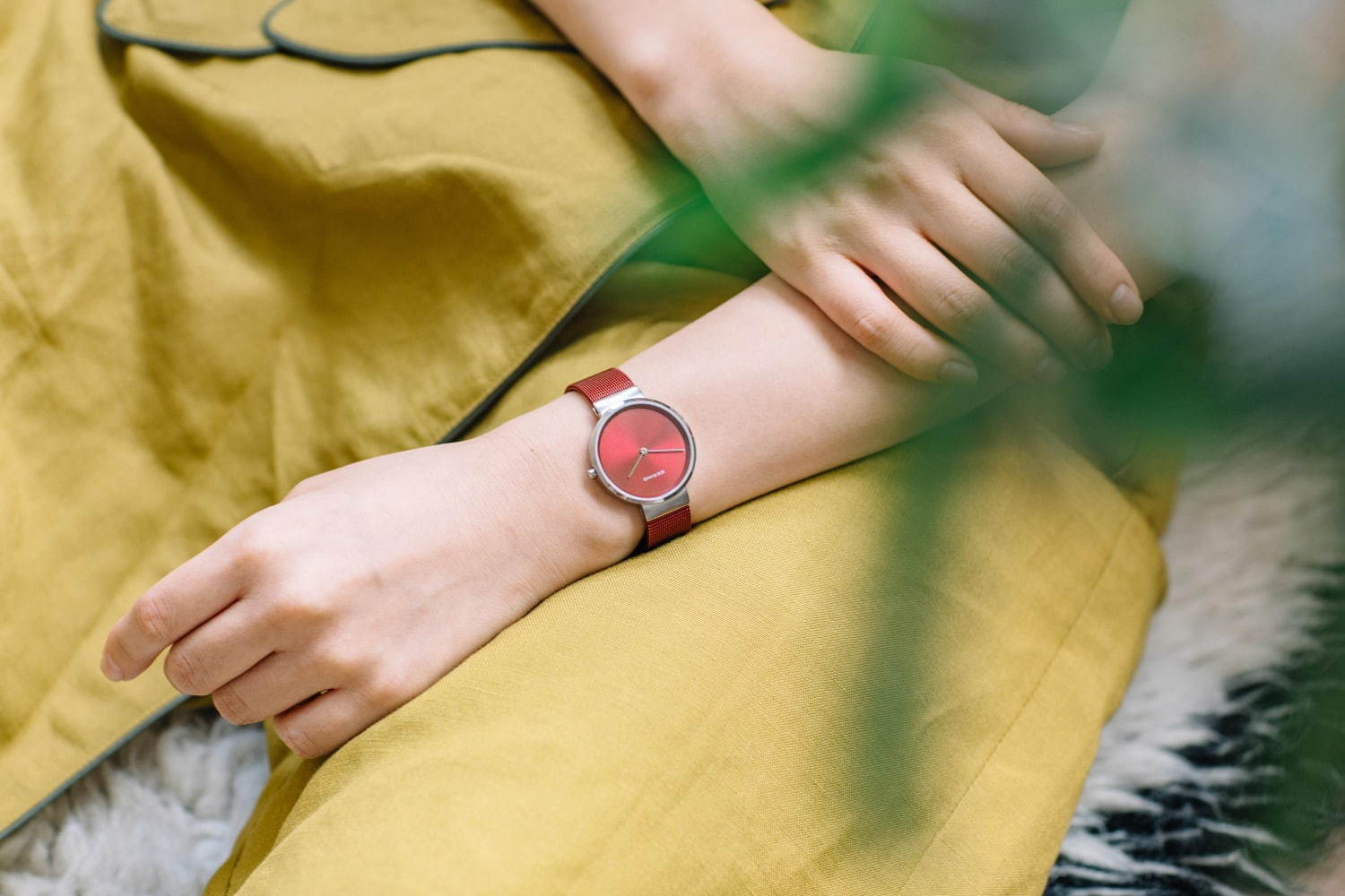 ベーリング、“上品レッド”の新作レディース腕時計 - ミニマル＆華奢デザインの6型｜写真1
