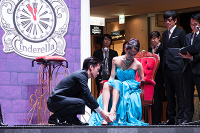 ディズニー×クリスチャン ルブタン、シンデレラシューズを手にしたのはバレリーナを夢見る大学生