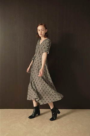 リリー ブラウン18世紀の洋服を再現したボウタイコート＆ドレス