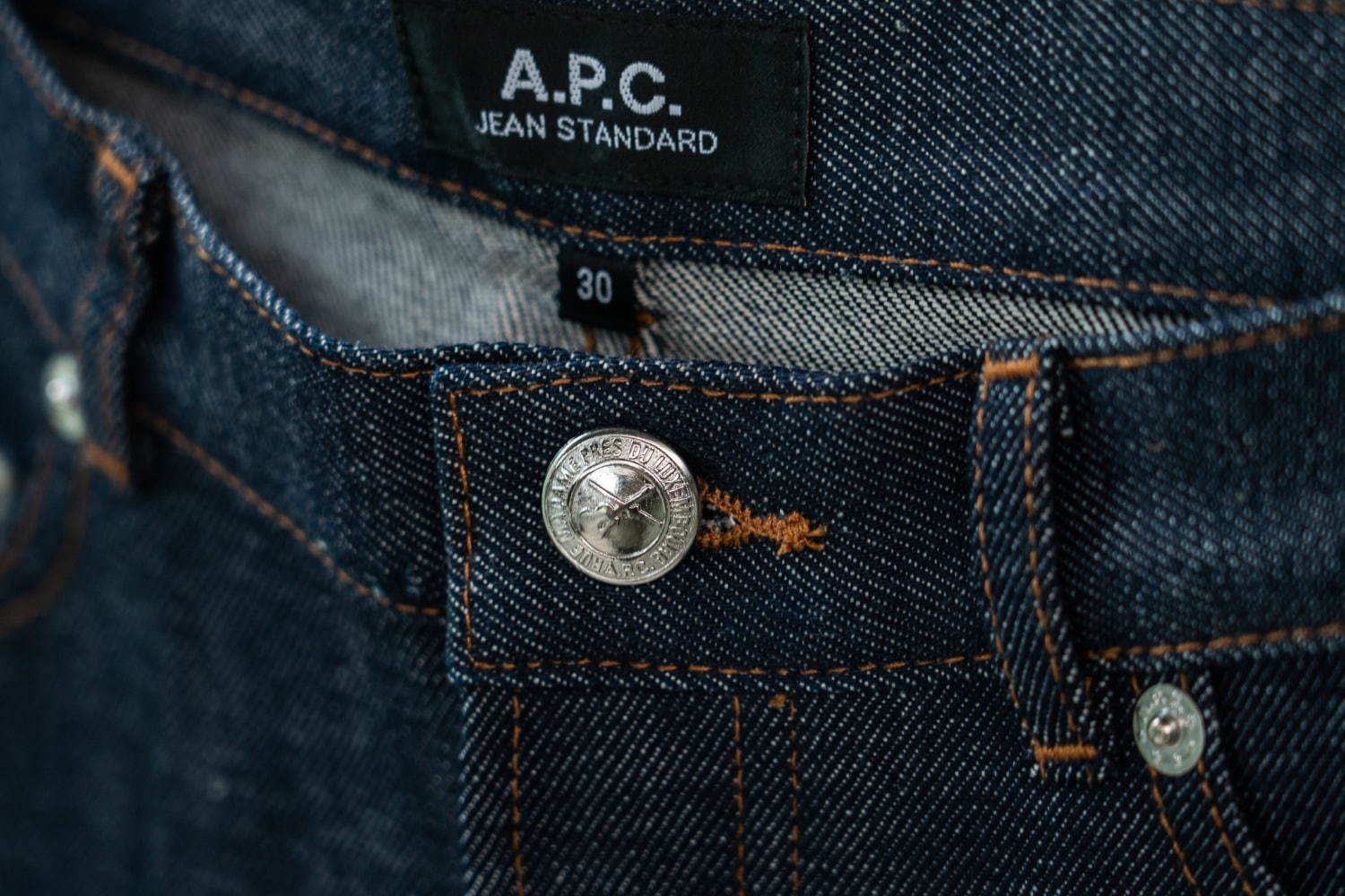 A.P.C.デニムQ&A10選 - ジーンズ愛好家が支持する理由や人気モデルを比較・解説｜写真1