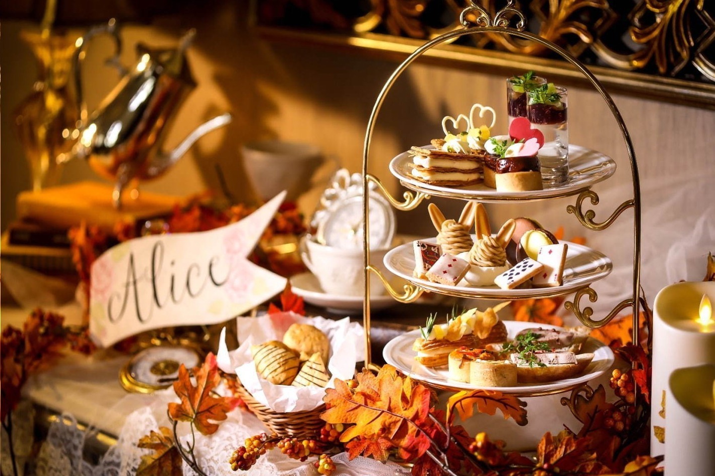 不思議の国のアリス｜“不思議の国のアリス”秋限定アフタヌーンティーが大阪・心斎橋で、うさぎやトランプ兵のスイーツ