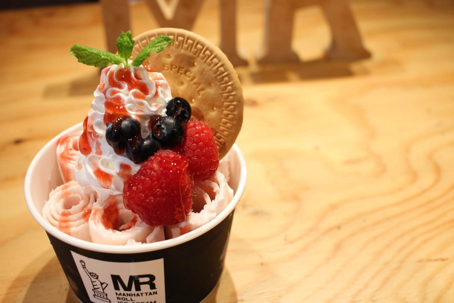ロールアイス専門店「マンハッタンロールアイスクリーム」アイスを100円で提供、原宿など限定6店舗で｜写真3