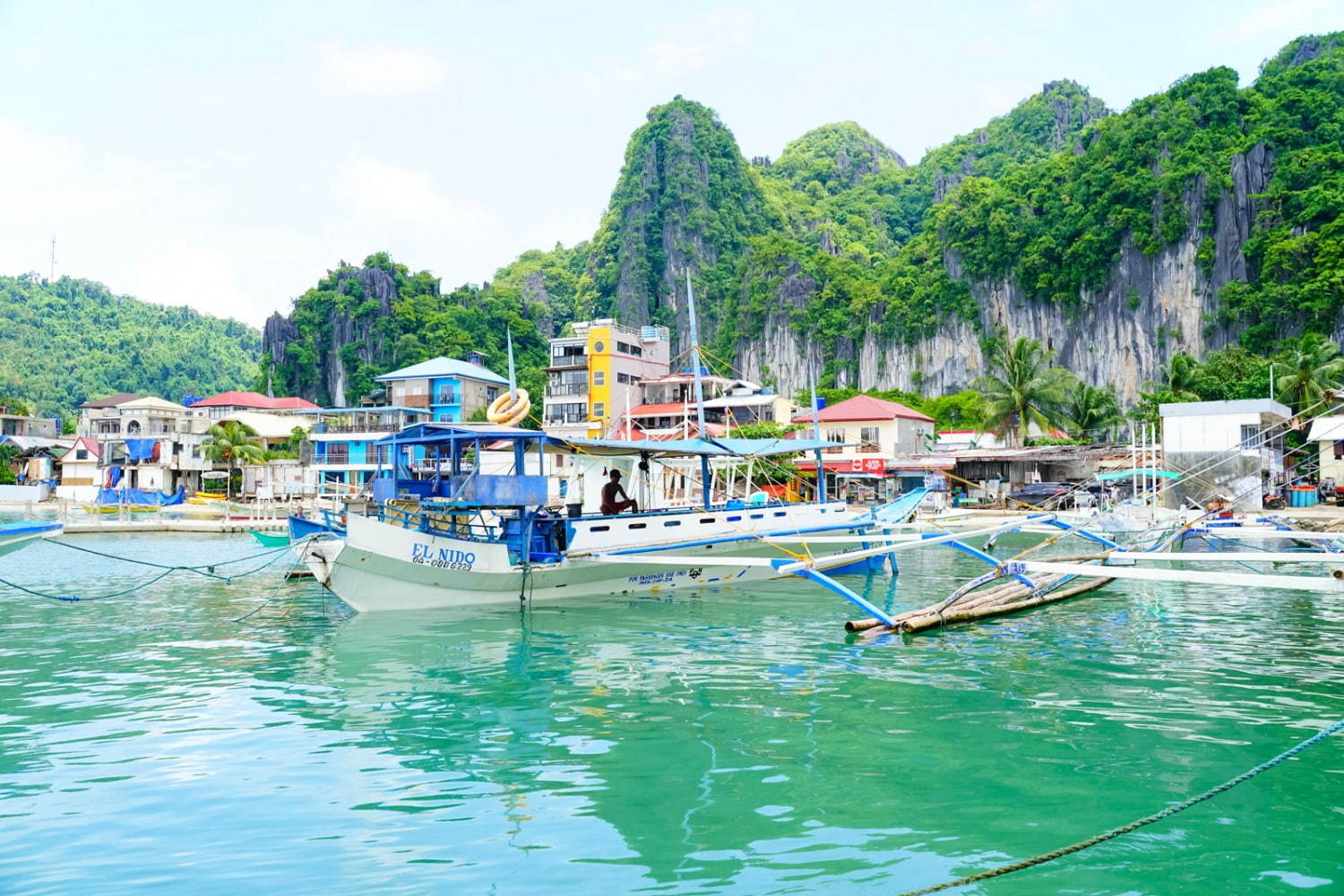 フィリピンでは浮木が両サイドにつくバンカーボートが主流