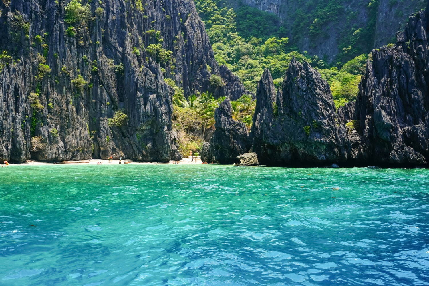 フィリピンの楽園「エルニド」最後の秘境と呼ばれるエメラルドグリーンの海とは？｜写真22