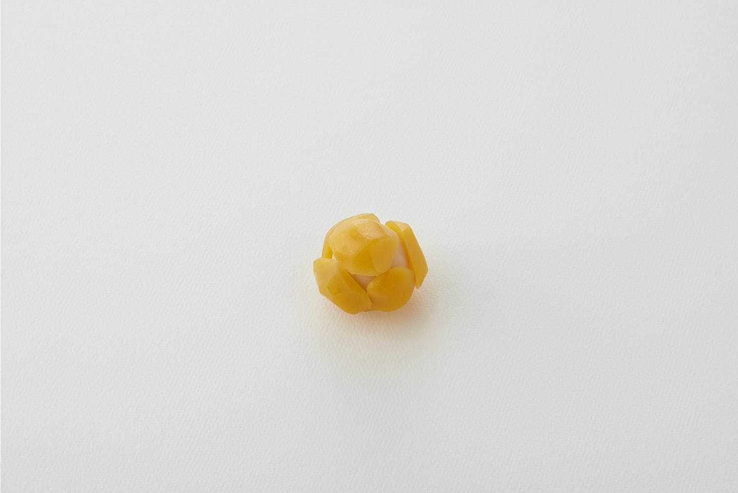 とらや「ミナ ペルホネン」がデザインした“栗”生菓子＆ふろしき