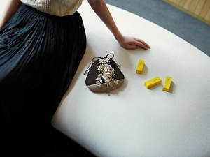 とらや「ミナ ペルホネン」がデザインした“栗”生菓子＆ふろしき
