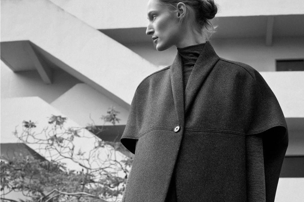 COS「バウハウス」着想のウェアが銀座店に、アシンメトリーワンピや隠しボタンメンズコート