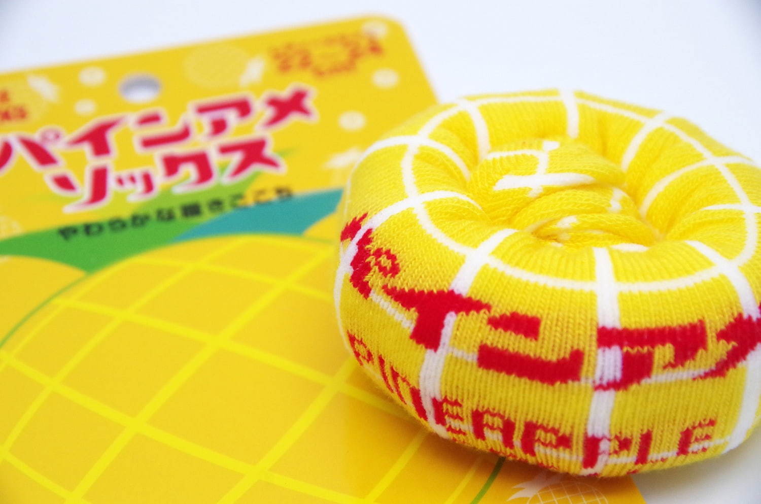 「パインアメソックス」関西限定で発売、超ロングセラーキャンディが靴下に｜写真2