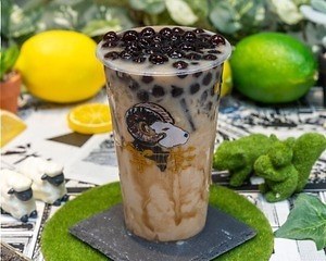台湾黒糖生タピオカ専門店「羊一茶」神戸・三宮に、焦がし黒糖×もちもち大粒タピオカ - ファッションプレス