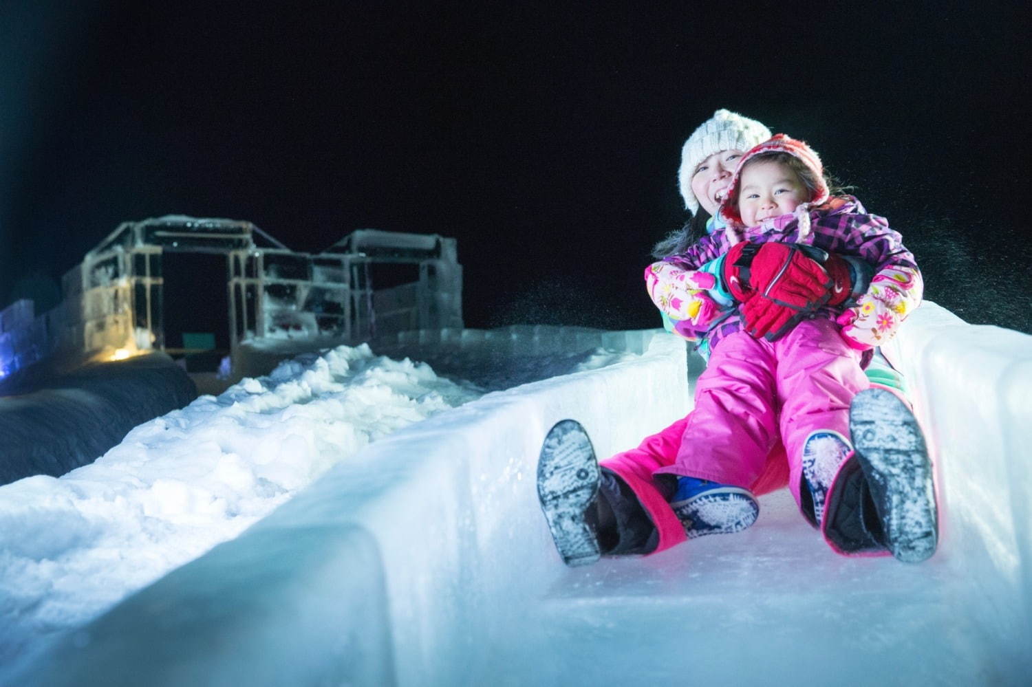 北海道・星野リゾート トマムの氷の街「アイスヴィレッジ」氷上のスイーツショップや本格的バー｜写真17