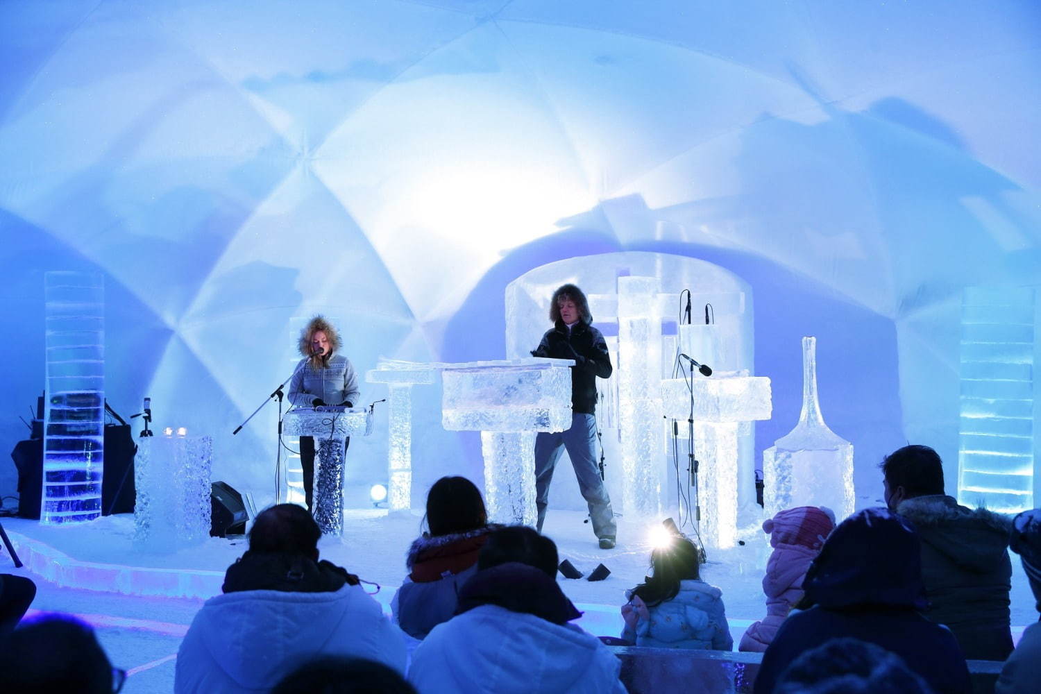 北海道・星野リゾート トマムの氷の街「アイスヴィレッジ」氷上のスイーツショップや本格的バー｜写真13
